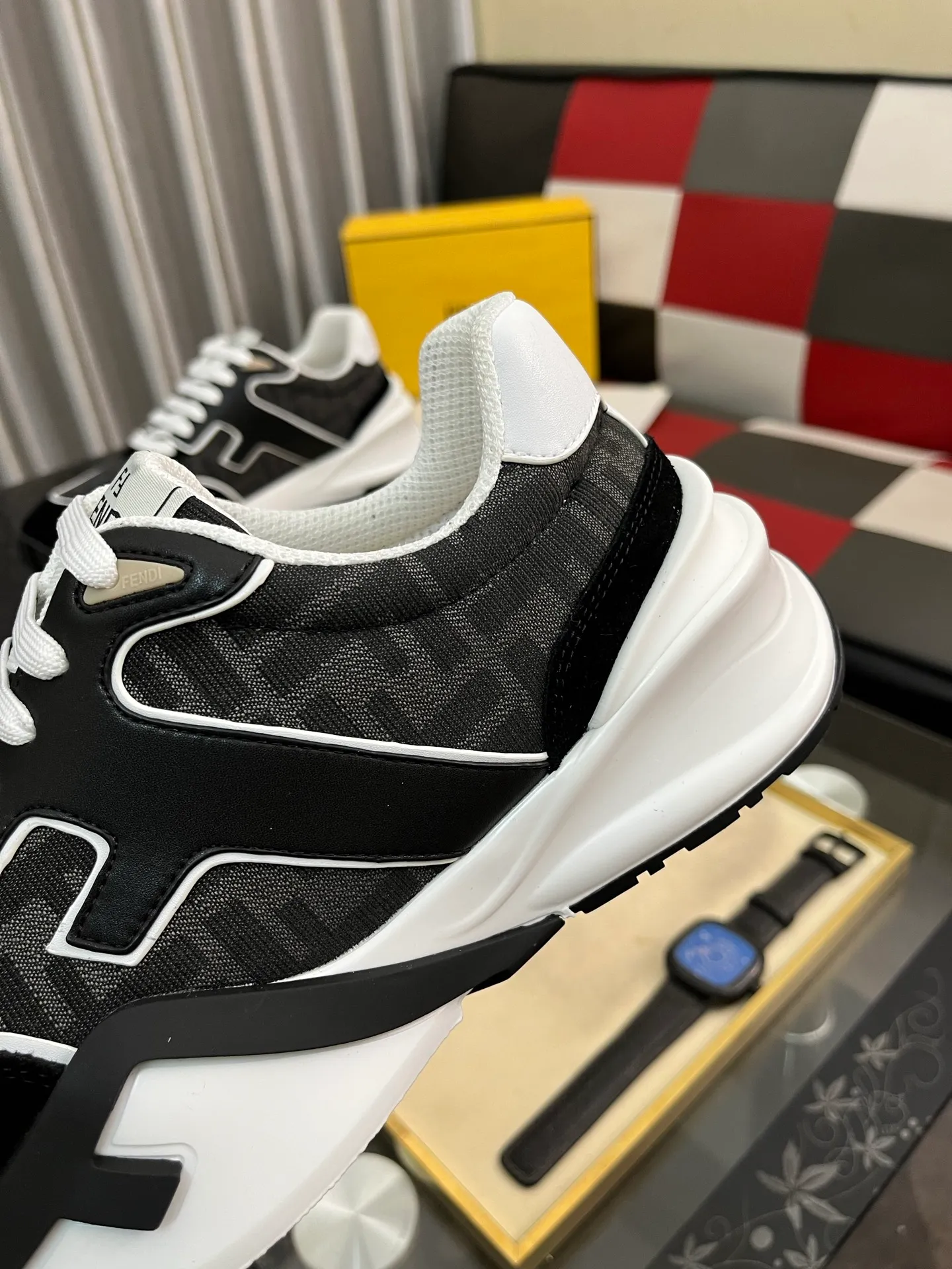 Men's men's shoes 💰560⌚️⌚️FENDI.•FENDI unique modern style sneakers. Counter purchasing🏃casual shoes😍😍 Original breathable fly-knit mesh imported from Italy (refuses to discolor and abrade feet) soles: Original soles specially provided by the original factory, super cool😍 French lazy style design ⚠️ Original quality, super comfortable and wear-resistant original soles. Code number: 38-442️⃣Colors available
